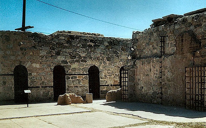 Intérieur de Fort Yuma. Chaque porte correspond à une étroite cellule. (Photo G. Hawkins et S. Noirsain)