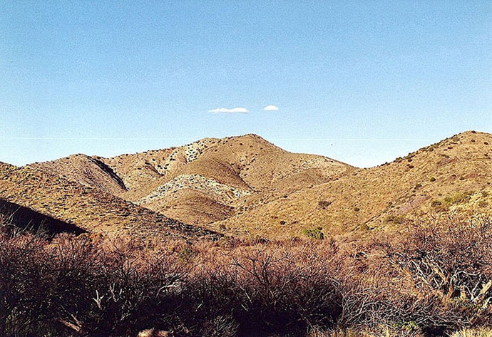 La rencontre entre Cochise et le lieutenant Bascom eut lieu sur un terrain plat situé entre les collines qui se dressent à gauche et à droite de la photo. (Photo S. Noirsain)